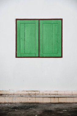 Yeşil ahşap çerçeve beyaz duvarda