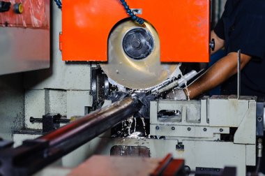 Fabrikada işlenen endüstriyel kesim makinesi