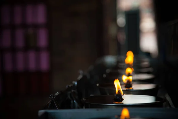 Многие Свечи Масляной Пластины Зажигаются Людей Предлагать Молиться Будде Храме — стоковое фото