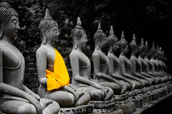 Starý Thajský Styl Sochy Buddhy Černobílém Záběru Žlutým Krytem Flabric — Stock fotografie