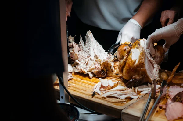 Cutting Roasted Chicken Served Party Dinner — Stockfoto