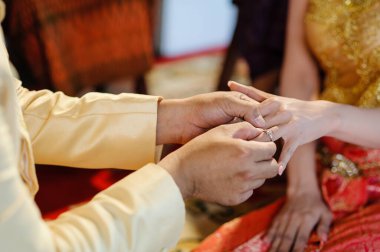 Evlilik yüzükleri ellerimizde.