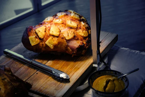 Geroosterde Ham Varkensvlees Met Sappige Pices Ananas Plak Feestdiner — Stockfoto