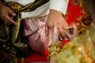 Evlilik yüzükleri ellerimizde.