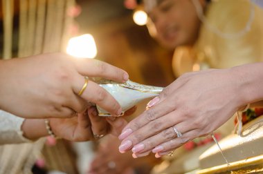 Thai düğününde kutsal su dökmek