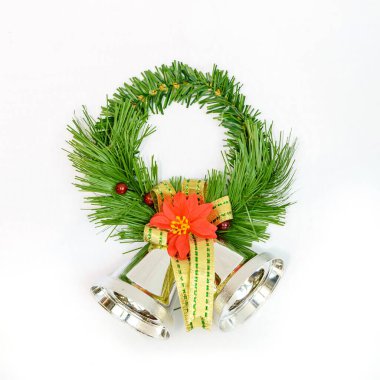 Beyaz arkaplanda izole edilmiş noel ağacı süslemeleri