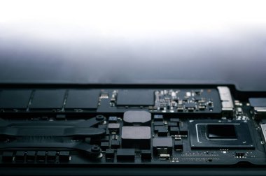 Bilgisayardaki ana kartın bir kısmını kapat