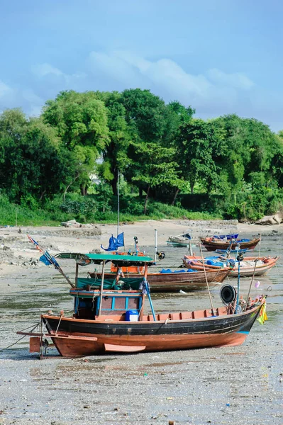 Thai 'nin balıkçı teknesi sahilde yatıyordu.