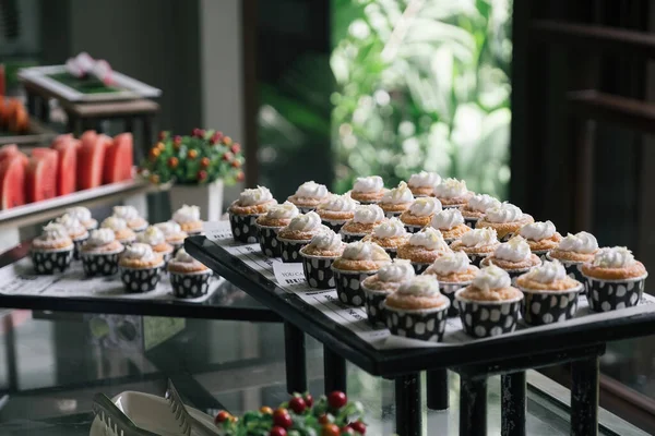 Viele Cupcakes Auf Dem Tisch Zum Mittagessen — Stockfoto