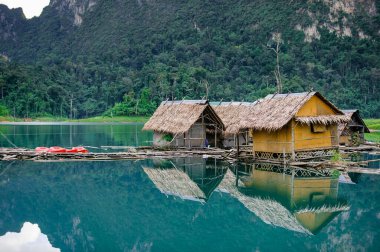 Tayland 'ın göldeki küçük kulübeleri.