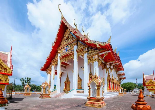 Edifício Templo Branco Tailandês Com Telhado Vermelho Céu Azul Nublado — Fotografia de Stock