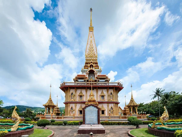 Thai Chrám Budova Červenou Střechou Modré Oblačné Obloze — Stock fotografie