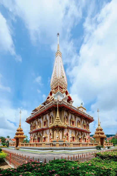 Тайское Здание Храма Красной Крышей Голубом Облачном Небе — стоковое фото