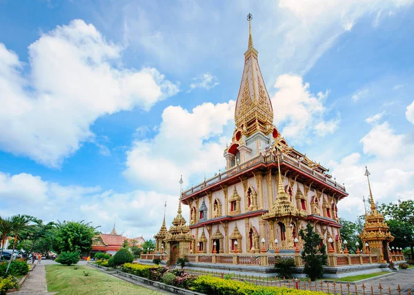 Thai Chrám Budova Červenou Střechou Modré Oblačné Obloze — Stock fotografie