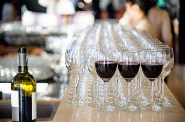 Gözlüklü kırmızı şarap akşam yemeği için bekliyor.