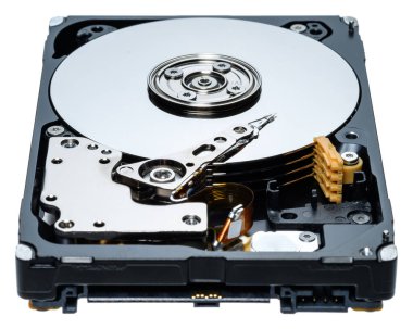 Bir bilgisayarın sabit disk hdd veri depolama sürücüsü beyaz arkaplanda izole edilmiş manyetik disk ve elektronik parçayı gösterir