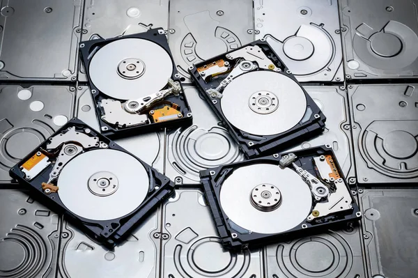 Silinmiş birçok sabit diskin bir görüntüsü birçok sabit diskin içinde manyetik disk olduğunu gösterir.