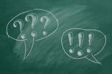 Ünlem işareti ve soru işareti yeşil tahtadaki konuşma baloncuklarıyla. Soru ve Cevap. Danışmanlık, destek veya iş iletişimi kavramı.