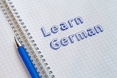 Almanca öğren. Defterin sayfasına elle yazılmış metin