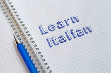 İtalyanca öğren. Defterin sayfasına elle yazılmış metin