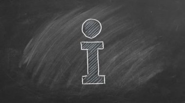  Birinci mektup. Bilgi işareti sembolü. Tahtaya tebeşirle çizilmiş bilgi simgesi.