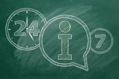 Bilgi işareti. Bilgi simgesi ve yazı tahtaya 7 / 24 tebeşirle çizilmiş. 7 / 24 bilgi desteği. Gece gündüz..