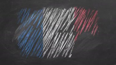 Fransa 'nın ulusal bayrağı tahtaya tebeşirle çizilmiş. Rüzgarda dalgalanan bayrak. Farklı ülkelerin bayraklarından biri. Eğitim, yurt dışında eğitim kavramı, seyahat kavramı.