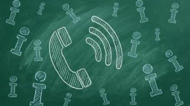 Yeşil bir karatahtaya tebeşirle çizilmiş telefon simgesi ve bilgi simgeleri. Bilgi merkezi, bilgi desteği, müşteri desteği. Kusursuz döngü videosu.