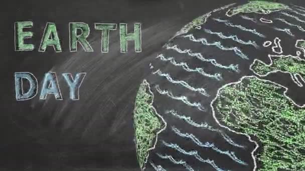 Memutar Dunia Dengan Huruf Earth Day Tangan Digambar Dalam Kapur — Stok Video