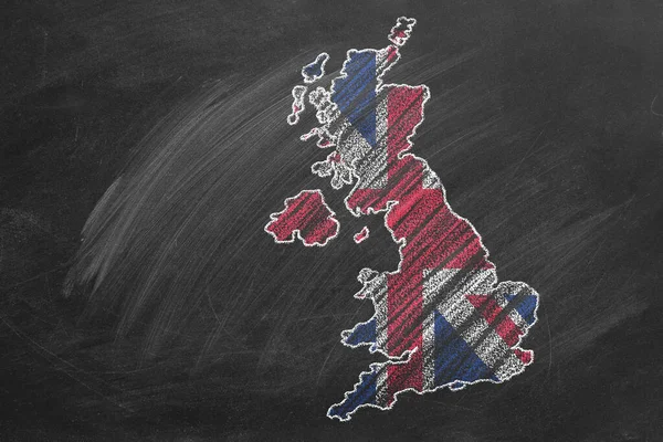 用粉笔在黑板上绘制的国家地图和联合王国国旗 手绘动画 不同国家的一系列地图和旗帜之一 出国留学概念 — 图库照片