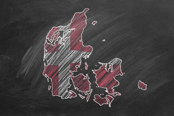 国の地図と黒板にチョークでデンマークの図面のフラグ さまざまな国の地図や旗の大規模なシリーズの一つ 留学の概念 — ストック写真