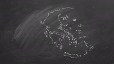 Yunanistan 'ın ülke haritası ve bayrağı tahtaya tebeşirle çizilmiş. 4K el yapımı animasyon. Farklı ülkelerin haritaları ve bayraklarından biri. Eğitim, seyahat, yurt dışında eğitim.