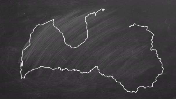 ブラックボード上のチョークでラトビアの図面の国の地図やフラグ 4K手描きアニメーション さまざまな国の地図や旗の大規模なシリーズの一つ 留学の概念 — ストック動画