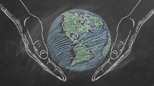 男の手にグローブを回してる チョークでイラストを描いた 世界を救うんだ 平和やグローバルビジネスの概念 地球の日の概念 旅行のコンセプト 世界一周旅行 — ストック動画