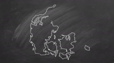 Ülke haritası ve Danimarka bayrağı tahtaya tebeşirle çizilmiş. 4K el yapımı animasyon. Farklı ülkelerin haritaları ve bayraklarından biri. Eğitim, seyahat, yurt dışında eğitim.