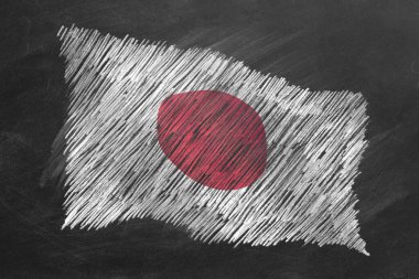 Japonya 'nın ulusal bayrağı tahtaya tebeşirle çizilmiş. Rüzgarda dalgalanan bayrak. Farklı ülkelerin bayraklarından biri. Eğitim, yurt dışında eğitim kavramı, seyahat kavramı.