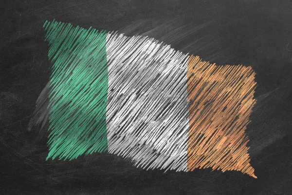 Nationale Vlag Van Ierland Met Krijt Schoolbord Vlag Wapperend Wind — Stockfoto