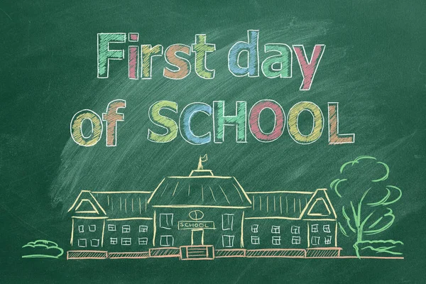 开学的第一天 手拉回黑板上的学校概念 — 图库照片