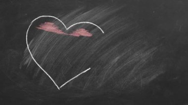 Tahtaya tebeşirle çizilmiş iki gökkuşağı kalbi. Aşk konsepti. Seni seviyorum.
