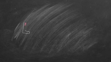 Gökkuşağı renkleriyle dolu dört tebeşirle çizilmiş kalp bir tahtada çakışıyor. Kalplerin içinde, aşk kelimesi kalın beyaz harflerle göze çarpar. Bu canlı tasarım aşkı ve birliği teşvik ediyor.