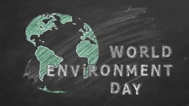 Tebeşirle çizilmiş bir Dünya ve kalın metin Dünya Çevre Günü 'nü vurguluyor. Sanat eserleri doğayla ilgilenmeyi teşvik ediyor ve bize gezegenimizi korumanın önemini hatırlatıyor..