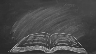 Bir karatahta açık bir kitabın taslağının üzerinde kalın sarı harflerle İngilizce öğrenin ifadesini gösteriyor. Görüntü, basit ve yaratıcı bir şekilde dil becerilerini geliştirmeye ve öğrenmeye ilham veriyor..