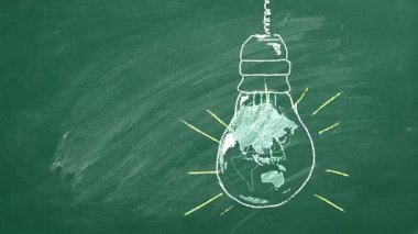 İçinde küre olan bir ampul, okul tahtasına tebeşirle çizilmiş. Dünya saati konsepti. Dünyayı kurtar. Gezegenimizi kurtar..