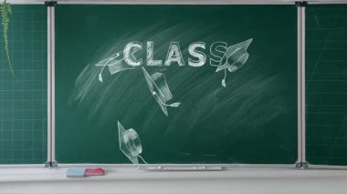 2026 Tebeşir Yazılı Sınıf Uçan şapkalı Yaklaşan mezuniyet kutlamalarının coşkusunu öneriyor.