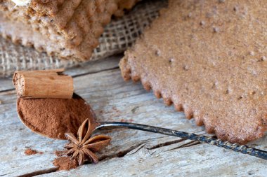 Baharatlı bisküvi, tarçın ve anasonu