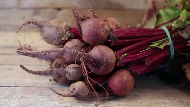 Ahşap masa üzerinde Beetroots — Stok video