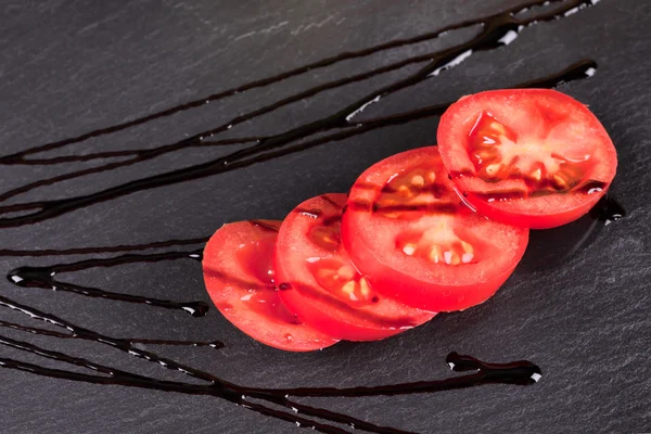 Tomate cerise assaisonnée au vinaigre balsamique — Photo