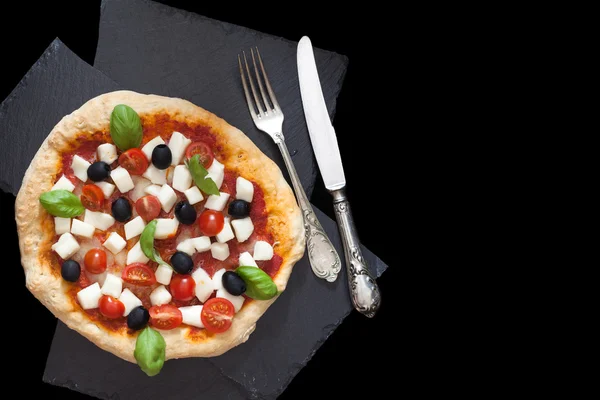 Siyah arka plan üzerine pizza — Stok fotoğraf