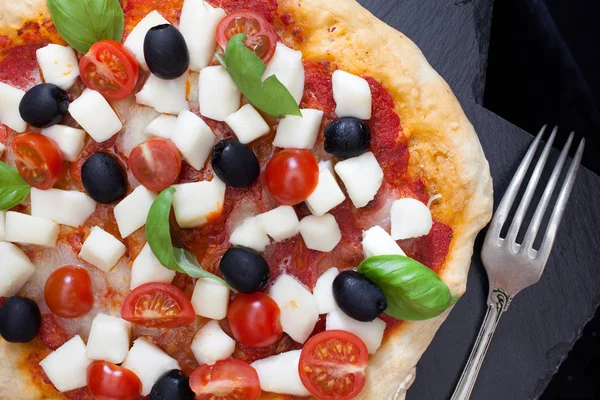 Pizza närbild ovanifrån — Stockfoto