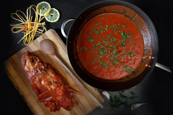 Sauce tomate et Scorpionfish prête — Photo
